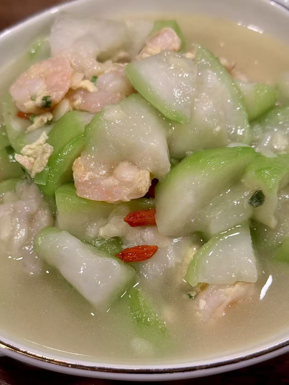 Shrimp with loofah, a moistening autumn dish