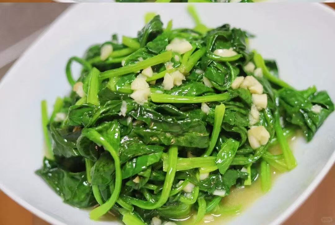 Garlic spinach, a simple side dish