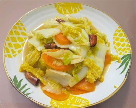 Stir-fried napa cabbage with carrots and sausage
